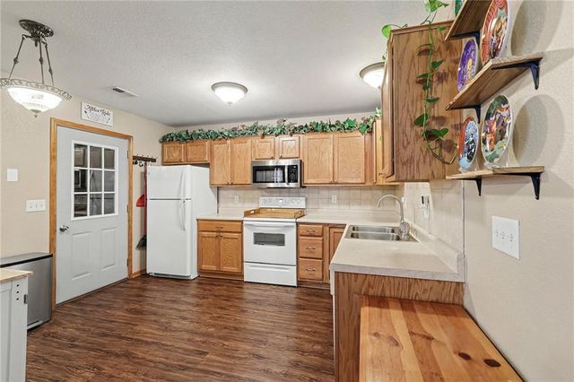 1114 Pebble Beach Lane, Ottawa, KS 66067