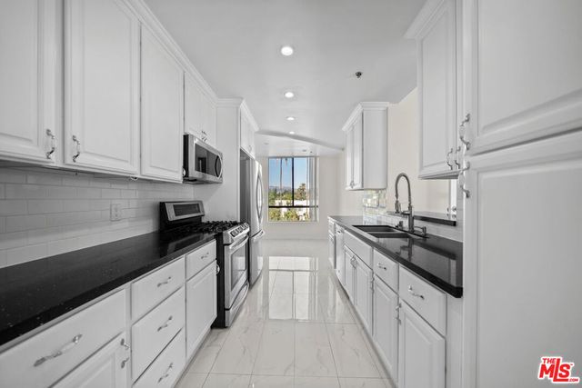 326 Westminster Avenue 404, Los Angeles, CA 90020