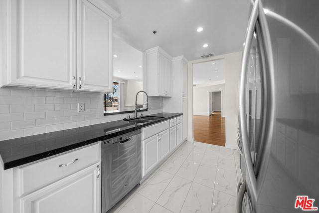 326 Westminster Avenue 404, Los Angeles, CA 90020