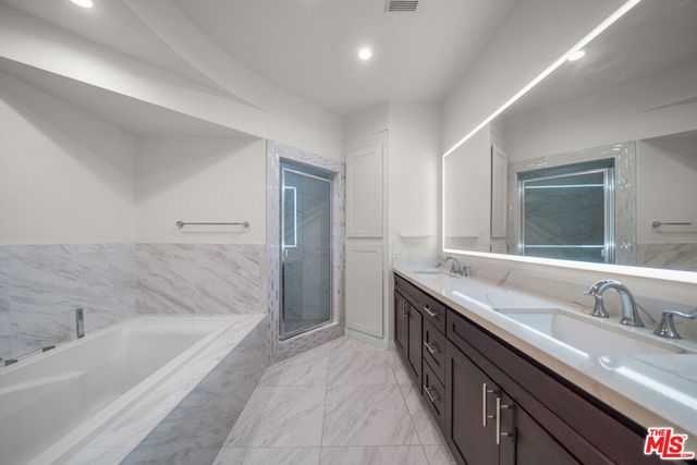 326 Westminster Avenue 404, Los Angeles, CA 90020