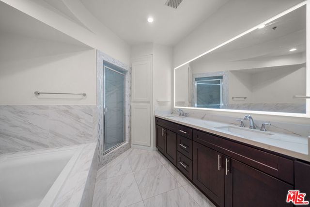 326 Westminster Avenue 404, Los Angeles, CA 90020