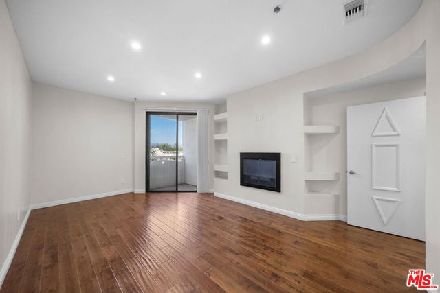 326 Westminster Avenue 404, Los Angeles, CA 90020