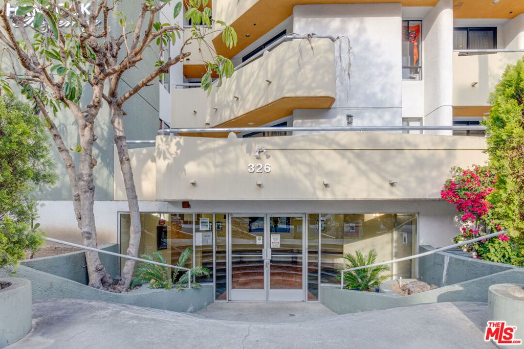 326 Westminster Avenue 404, Los Angeles, CA 90020