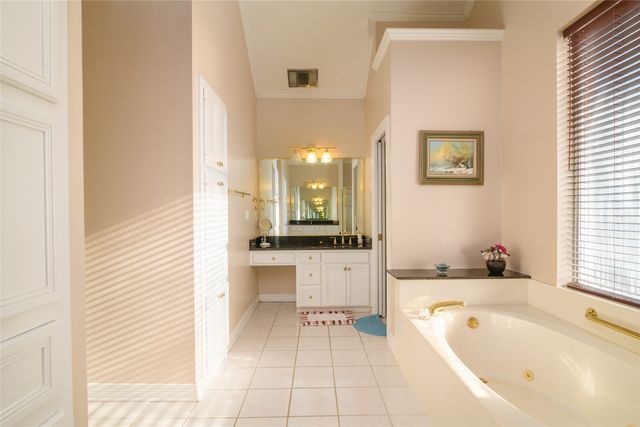 6499 N Lakeshore Drive, Shreveport, LA 71107