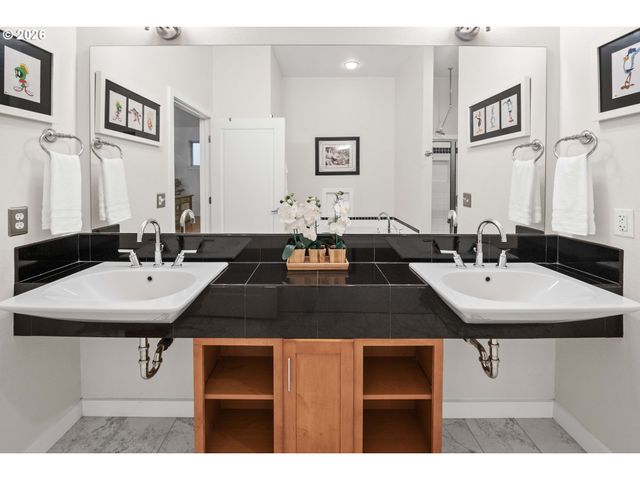 3990 ABBEY Ln 201B, Astoria, OR 97103