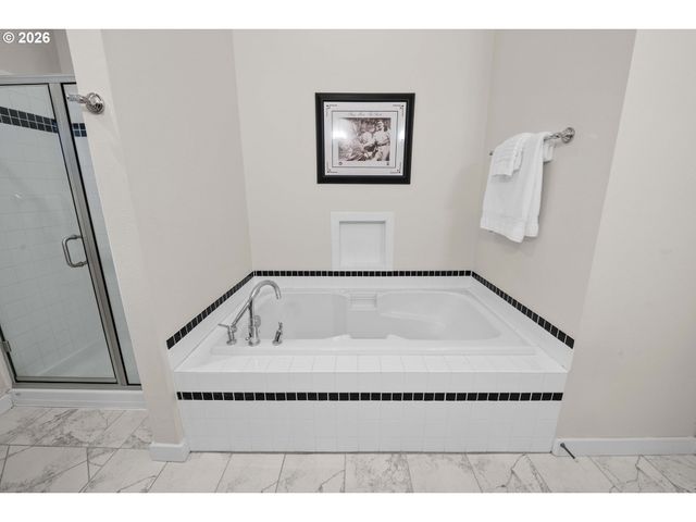 3990 ABBEY Ln 201B, Astoria, OR 97103