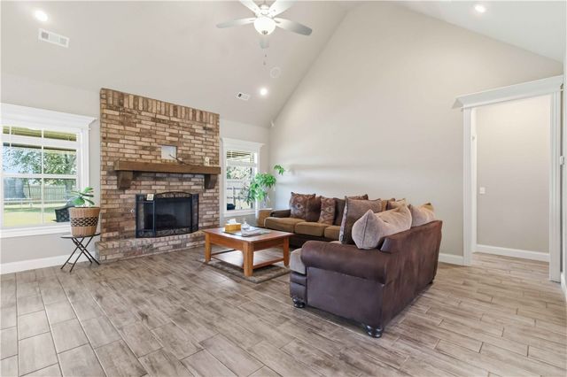 1353 Valle Lane, Tontitown, AR 72762