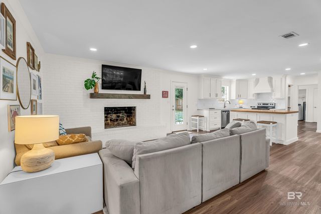 18 Blue Island Avenue, Fairhope, AL 36532