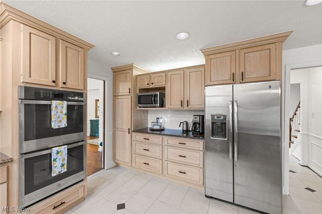 52 Carriage Stone Drive, Chagrin Falls, OH 44022