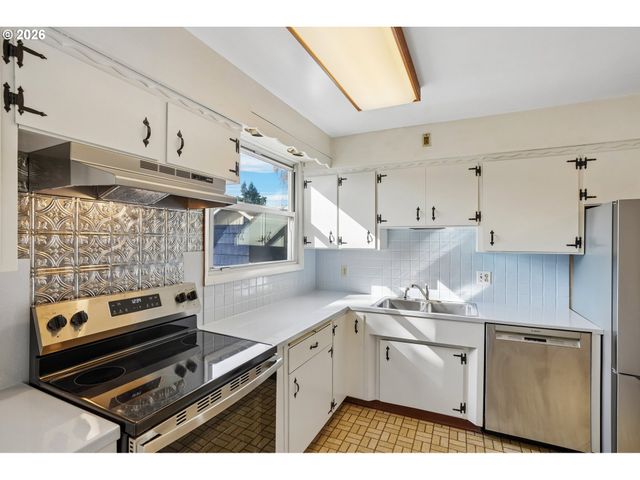 8417 N BERKELEY Ave, Portland, OR 97203