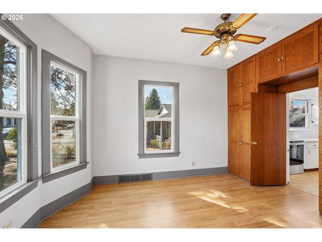 8417 N BERKELEY Ave, Portland, OR 97203