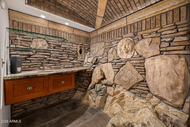 5676 E CHENEY Drive, Paradise Valley, AZ 85253