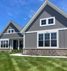 1748 N River CIRCLE, River Hills, WI 53217