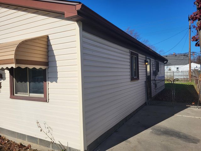21813 Rosedale Street, Saint Clair Shores, MI 48080