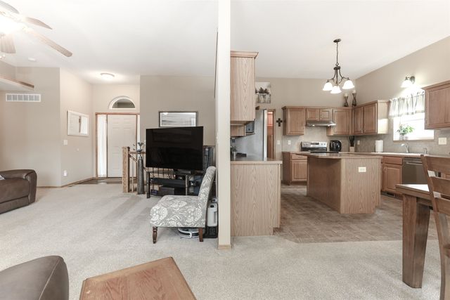 8914 N Ridgewood Ct, Park City, KS 67147