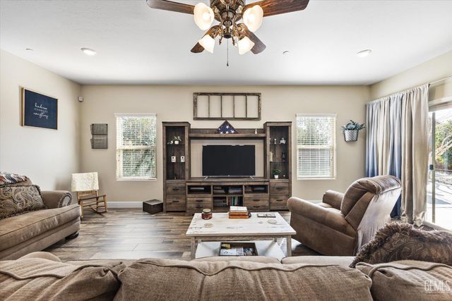 9223 Laurel Meadows Lane, Shafter, CA 93263