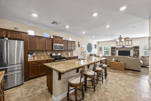 9223 Laurel Meadows Lane, Shafter, CA 93263