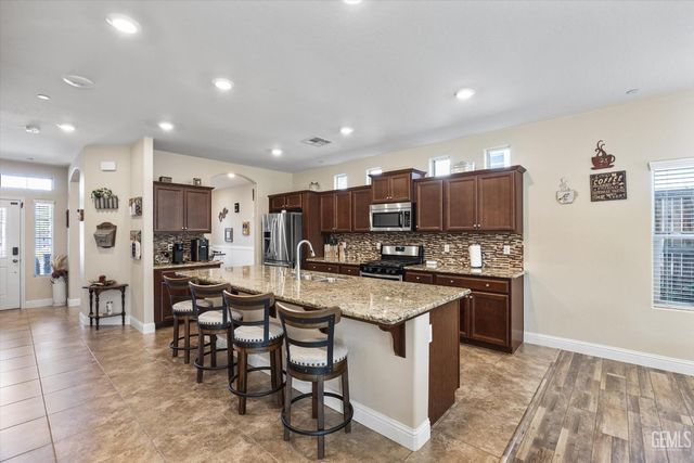 9223 Laurel Meadows Lane, Shafter, CA 93263