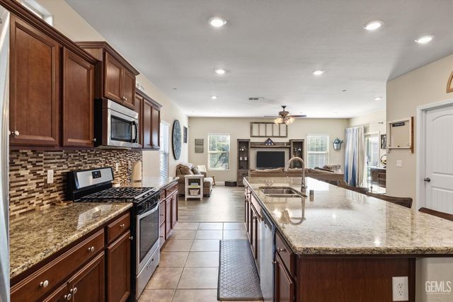 9223 Laurel Meadows Lane, Shafter, CA 93263