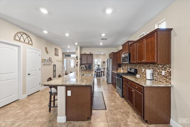 9223 Laurel Meadows Lane, Shafter, CA 93263