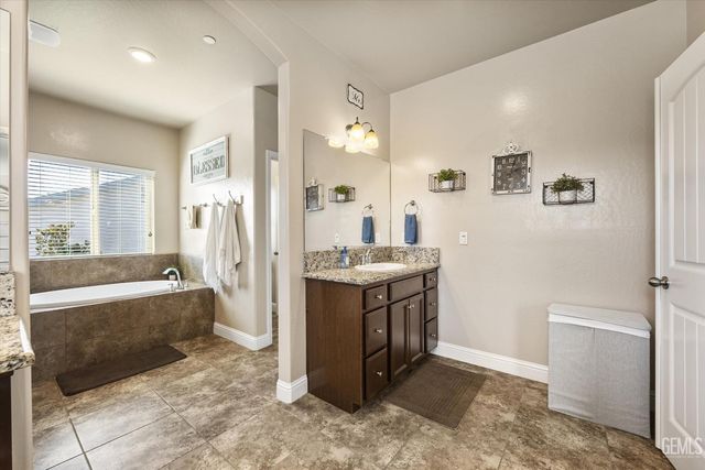 9223 Laurel Meadows Lane, Shafter, CA 93263