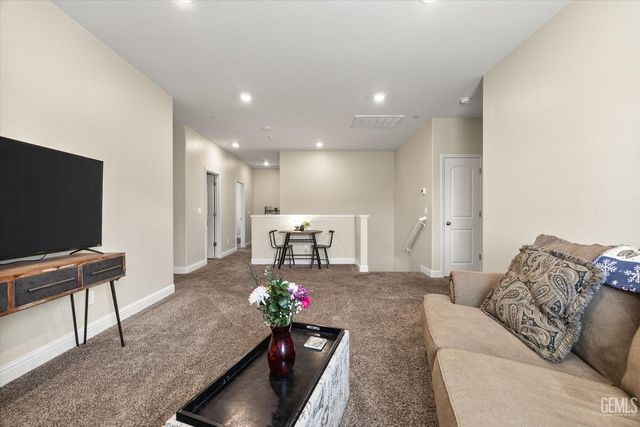 9223 Laurel Meadows Lane, Shafter, CA 93263