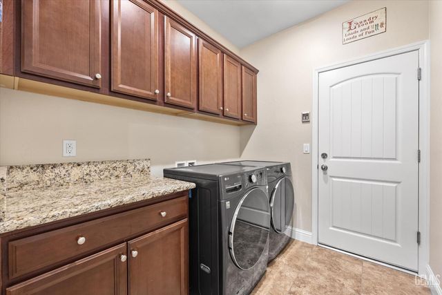 9223 Laurel Meadows Lane, Shafter, CA 93263