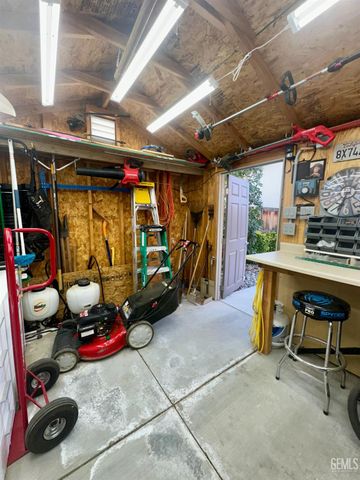 9223 Laurel Meadows Lane, Shafter, CA 93263