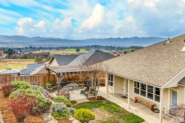 4477 Vista Pointe Drive, Medford, OR 97504