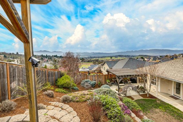 4477 Vista Pointe Drive, Medford, OR 97504