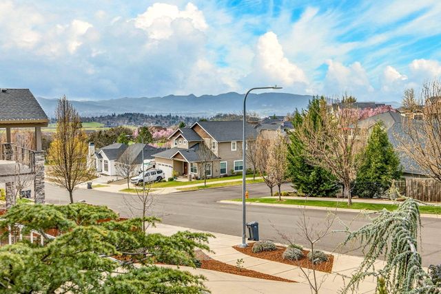 4477 Vista Pointe Drive, Medford, OR 97504