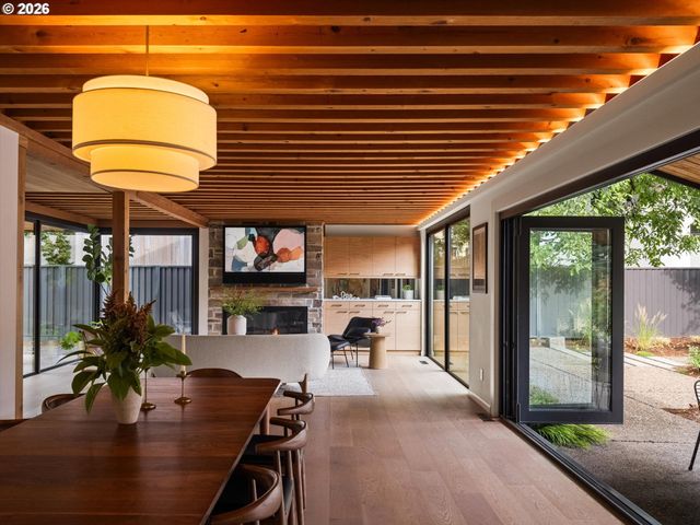 942 S PALATINE HILL Rd, Portland, OR 97219
