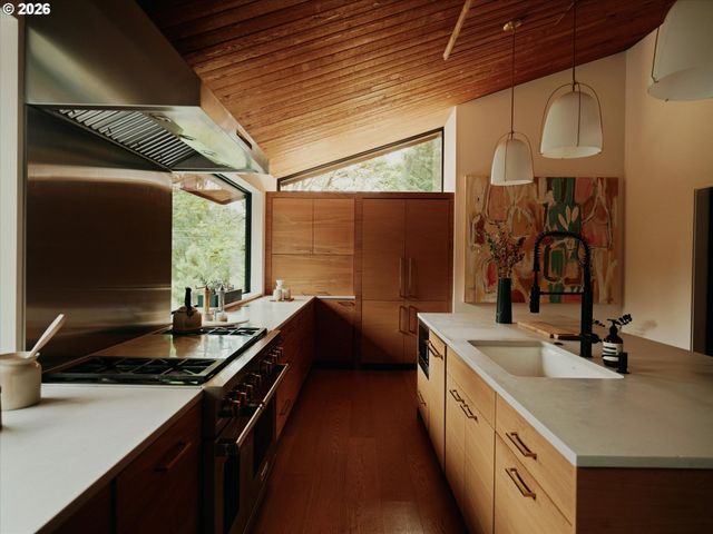 942 S PALATINE HILL Rd, Portland, OR 97219