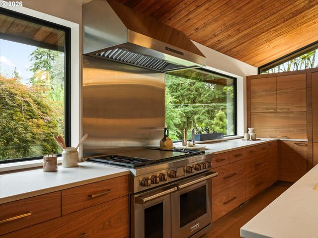 942 S PALATINE HILL Rd, Portland, OR 97219