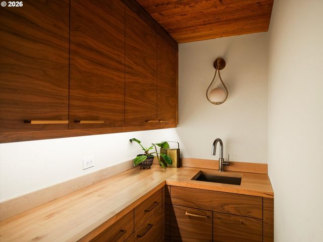 942 S PALATINE HILL Rd, Portland, OR 97219