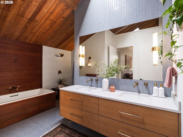 942 S PALATINE HILL Rd, Portland, OR 97219