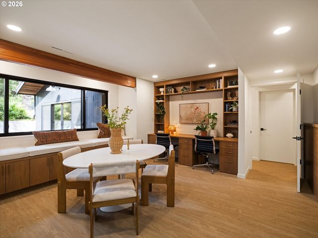 942 S PALATINE HILL Rd, Portland, OR 97219