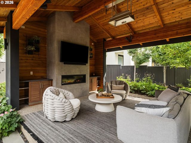 942 S PALATINE HILL Rd, Portland, OR 97219