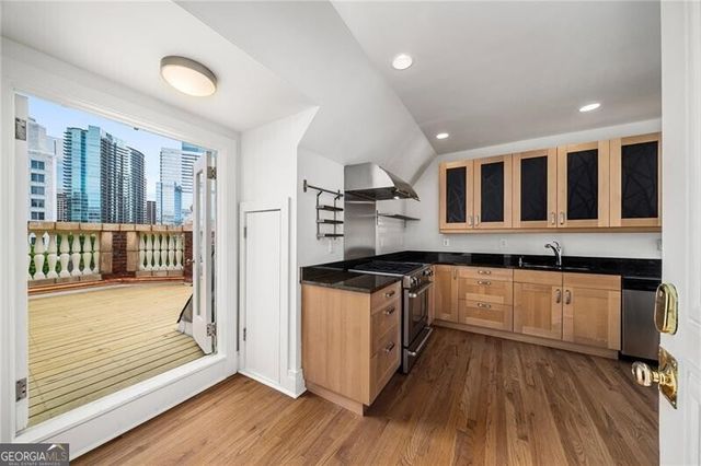 81 Peachtree Place NE PH12, Atlanta, GA 30309