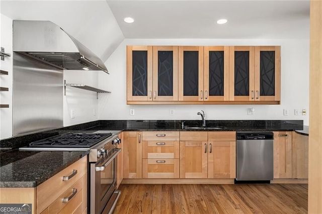 81 Peachtree Place NE PH12, Atlanta, GA 30309