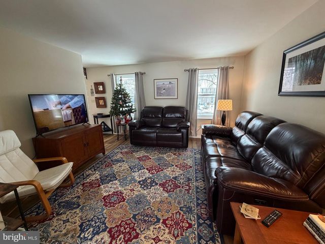 136 WOODVIEW DR, Quakertown, PA 18951