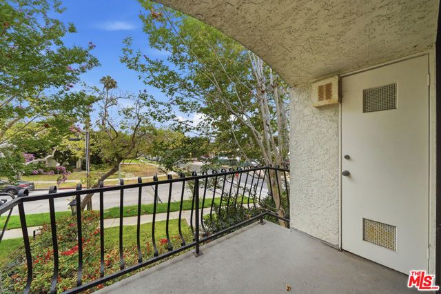 5889 Clinton Street, Los Angeles, CA 90004