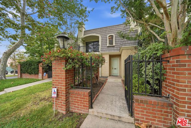 5889 Clinton Street, Los Angeles, CA 90004