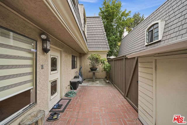 5889 Clinton Street, Los Angeles, CA 90004