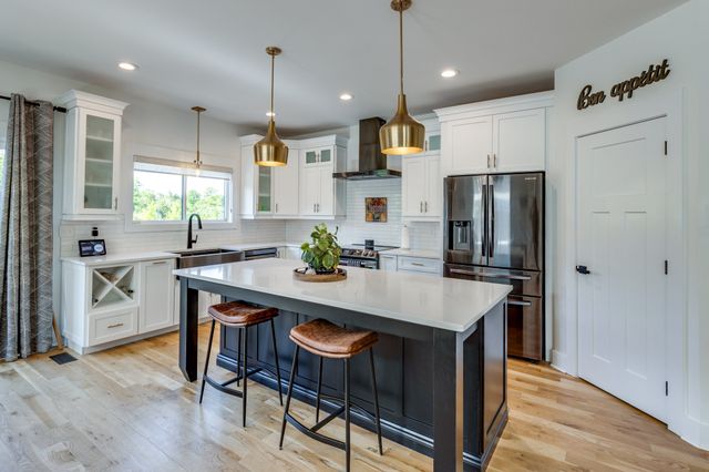 702 W 4th St, Columbia, TN 38401