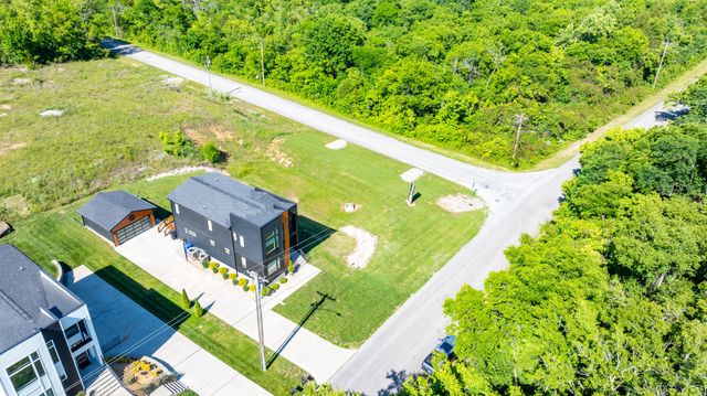 702 W 4th St, Columbia, TN 38401