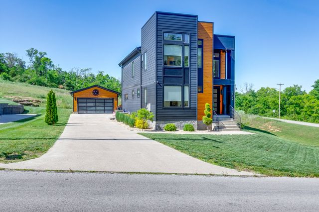 702 W 4th St, Columbia, TN 38401