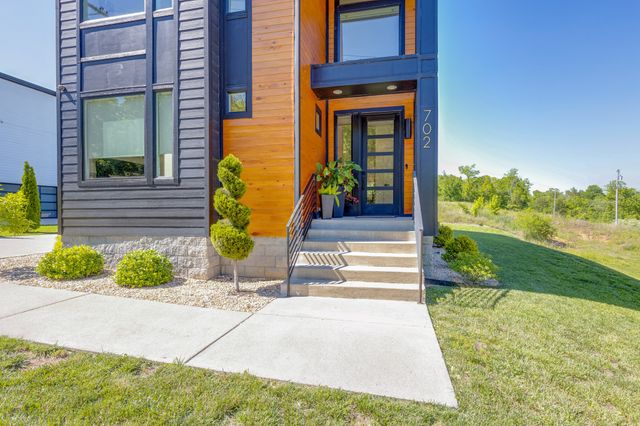 702 W 4th St, Columbia, TN 38401