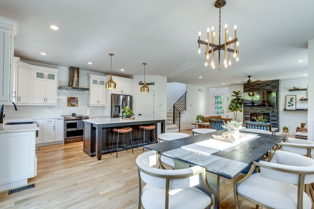 702 W 4th St, Columbia, TN 38401