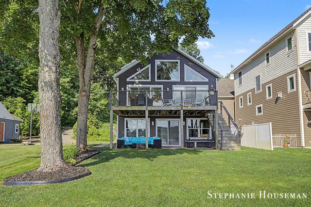 8558 Brower Lake Drive, Rockford, MI 49341
